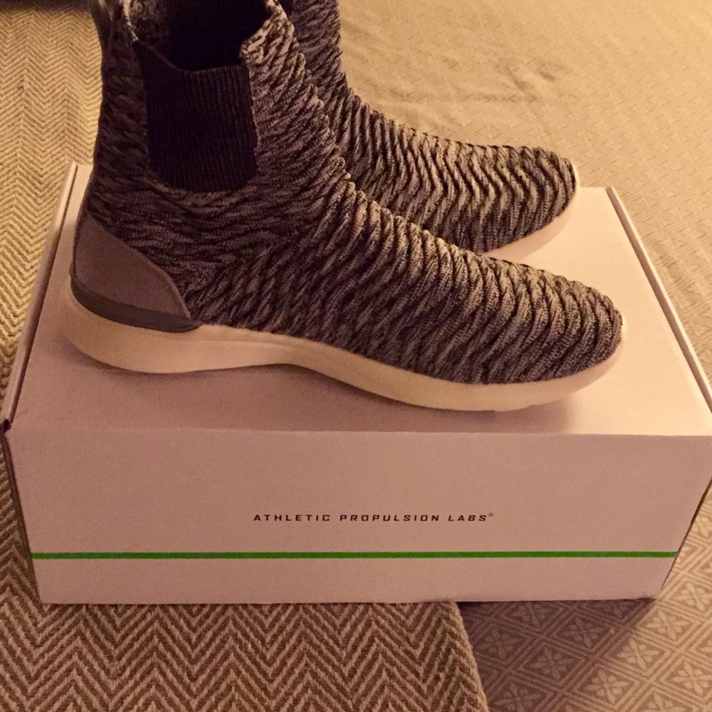 Lululemon’s “APL” NWT TechLoom Chelsea Sneakers - Picture 8 of 8